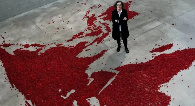 Over, under and in between, mostra di Mona Hatoum