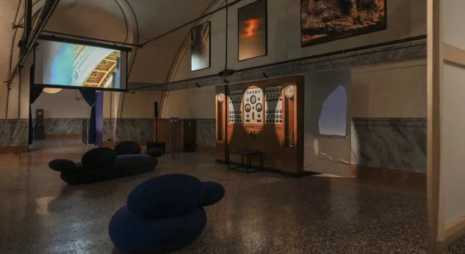 Guardare fino al cielo, mostra nella Sala degli Orologi e lungo lo Skybridge di Highline Milano