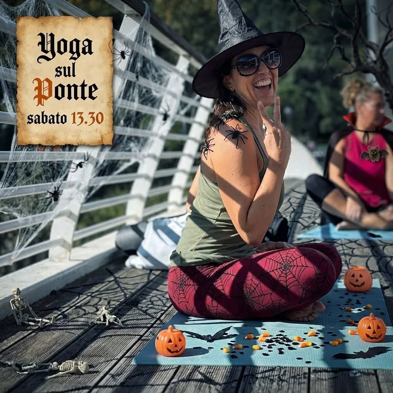 Yogata di Halloween sul Ponte