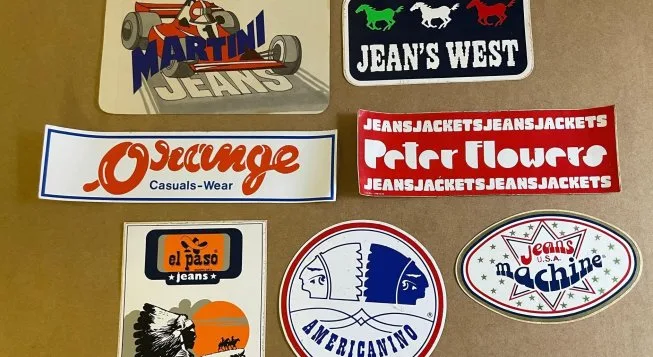 WAO, che Mercato! ospita una Halloween edition dedicata agli sticker anni Ottanta: arriva Attaccati!